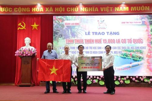 Báo Người Lao Động trao 15.000 lá cờ Tổ quốc và 100 suất học bổng đến với Thừa Thiên - Huế