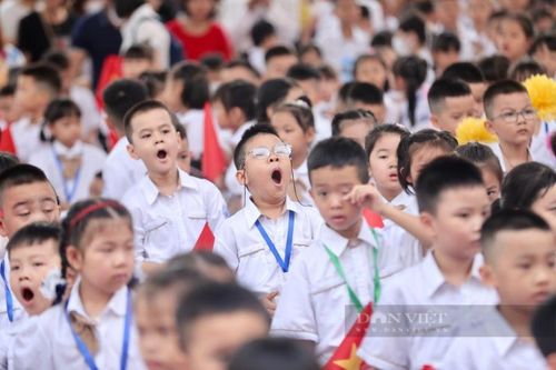 Muôn vàn biểu cảm của học sinh trong ngày đầu đến trường