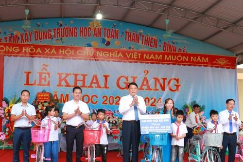 Văn phòng đại diện khu vực phía Bắc Báo Pháp luật Việt Nam tặng xe đạp cho học sinh nghèo
