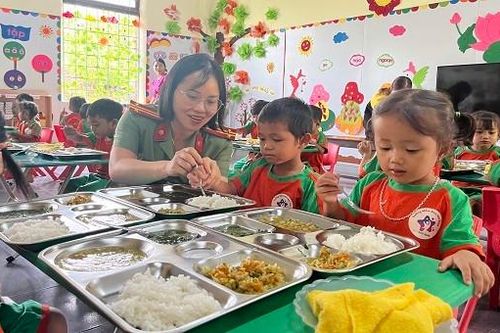 Nhân đôi niềm vui ngày đầu năm học cho trẻ em vùng cao Quảng Bình