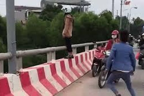 Giúp người phụ nữ từ bỏ ý định nhảy cầu trong đêm khuya