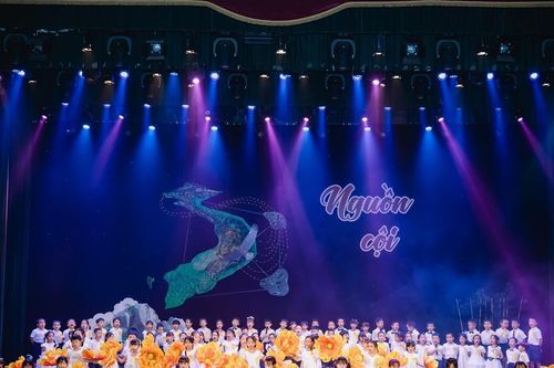 Học sinh trường tiểu học tổ chức Đại nhạc hội mùa thu 'nguồn cội'