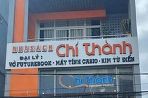 Bản tin 8H: Tạm ngưng hoạt động nhà sách bị tố lục soát bé trai