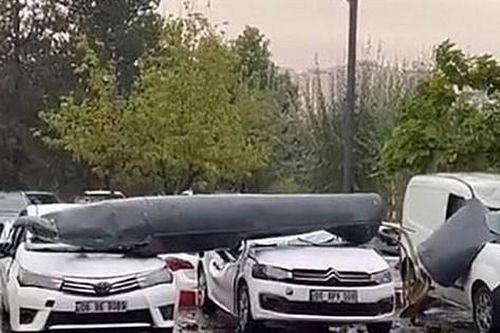 Mảnh vỡ từ máy bay chiến đấu Thổ Nhĩ Kỳ rơi trúng bãi đậu xe