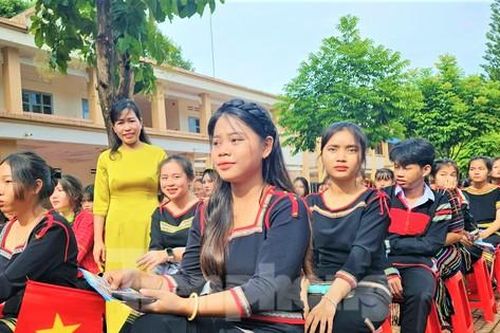 Hình ảnh ngày khai giảng ở ngôi trường nhiều học sinh dân tộc thiểu số nhất tỉnh Đắk Lắk