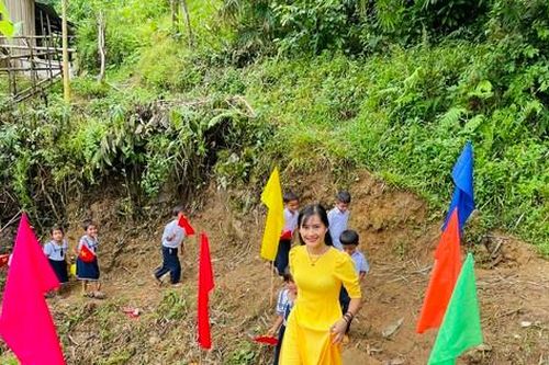 Xúc động lễ khai giảng của cô trò điểm trường vùng núi Quảng Nam
