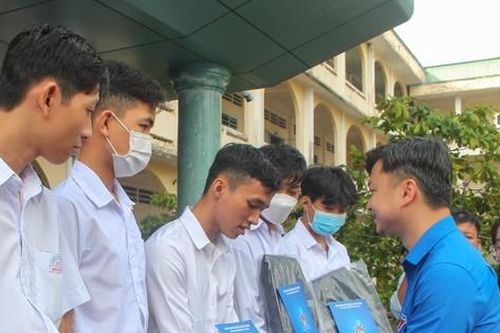 Học sinh Vĩnh Long được tặng quà, học bổng nhân dịp năm học mới