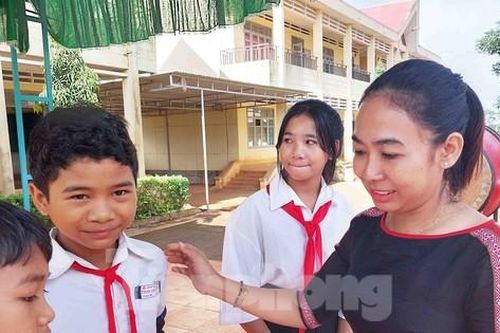 Học sinh khó khăn xúc động nhận học bổng ngày khai giảng