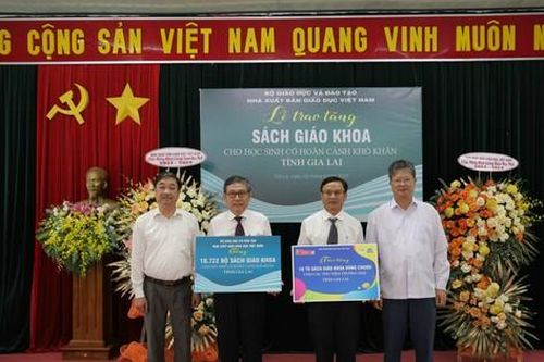 Tặng SGK cho học sinh có hoàn cảnh khó khăn