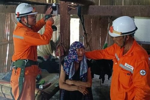 Điện về thắp sáng bản Toòng (Lào Cai)