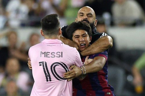 Messi bị fan 'tấn công', vệ sĩ lập tức xuất hiện giải nguy
