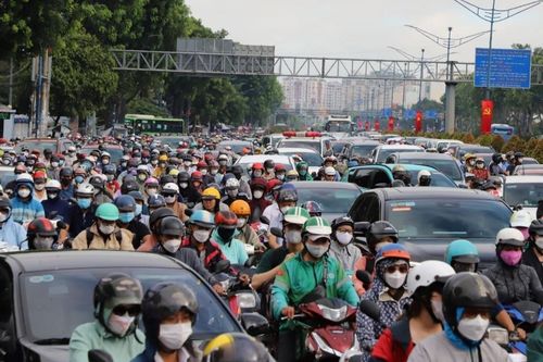 Ngày đầu sau nghỉ lễ trùng khai giảng năm học mới, đường TP.HCM kẹt cứng