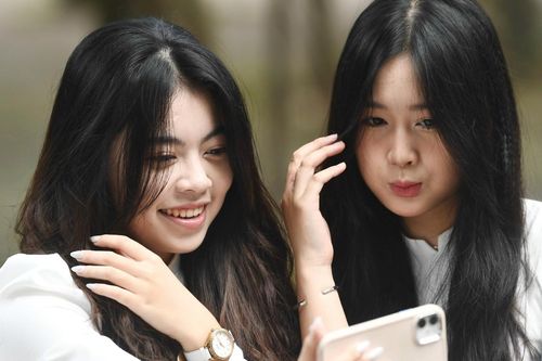Vẻ đẹp trong sáng, ngọt ngào của nữ sinh trong tà áo dài trắng ngày khai giảng