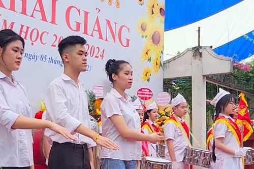 Khoảnh khắc học sinh Hà Nội hát Quốc ca bằng ký hiệu tại khai giảng