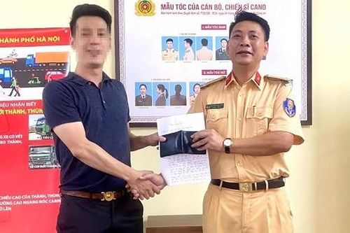 Trung tá CSGT Hà Nội nhặt được ví tiền, tìm trả 'khổ chủ'