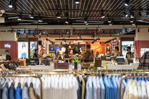 Người Việt sáng bay sang Singapore mua hàng hiệu, tối lại bay về?