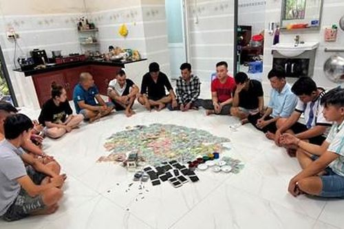 Bắt quả tang tụ điểm lắc tài xỉu, tạm giữ trên 370 triệu đồng