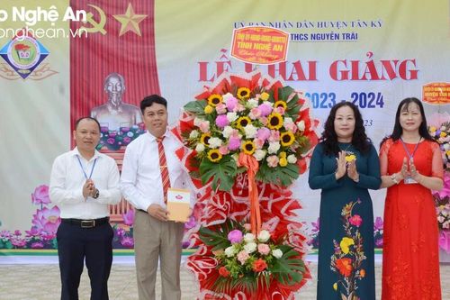 Đồng chí Nguyễn Thị Thu Hường dự Lễ khai giảng năm học mới tại Trường Trung học Cơ sở Nguyễn Trãi (Tân Kỳ)