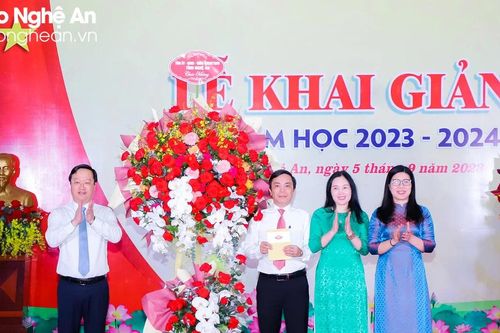 Chủ tịch UBND tỉnh dự lễ khai giảng năm học mới tại Trường THPT chuyên Phan Bội Châu