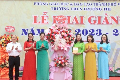 Đồng chí Võ Thị Minh Sinh dự lễ khai giảng năm học mới tại Trường THCS Trường Thi (TP Vinh)