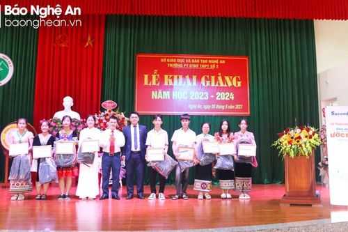 Sacombank trao gần 11 tỷ đồng học bổng 'Ươm mầm cho những ước mơ' năm 2023