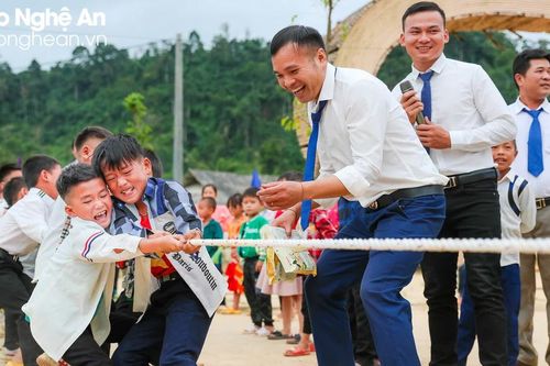 Niềm vui năm học mới ở ngôi trường đặc biệt trên đỉnh Phà Cà Tủn