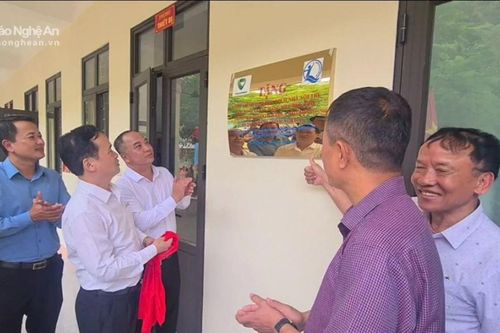 Bàn giao nhà học kiêm nhà nội trú cho Trường PTTH bán trú Tiểu học và THCS Bảo Thắng (Kỳ Sơn)