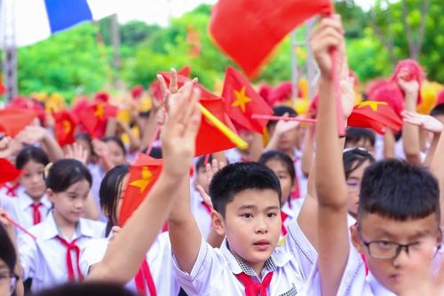 Teachers and students in Nghe An officially enter the new school year