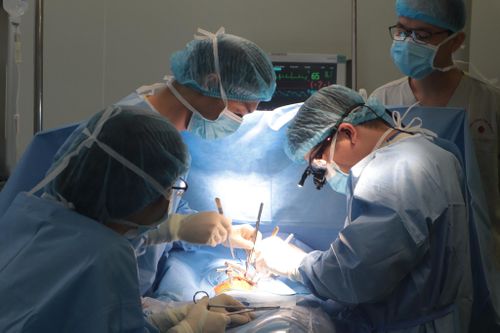 Đặt máy tạo nhịp cho bé 40 ngày tuổi mắc tim bẩm sinh phức tạp