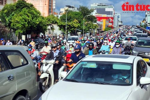 TP Hồ Chí Minh: Hàng loạt tuyến đường ùn tắc trong sáng khai giảng năm học mới