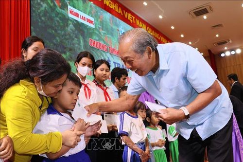 Vĩnh Long: Đồng hành cùng học sinh khó khăn trong năm học mới