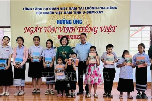 Người Việt ở Bắc Lào hưởng ứng Ngày Tôn vinh Tiếng Việt