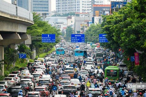 Nhiều tuyến đường Hà Nội ùn tắc ngày khai giảng