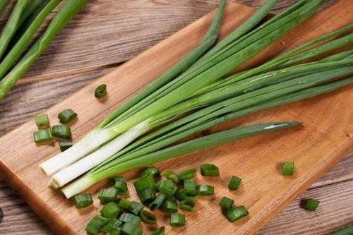 Hành lá rất tôt nhưng 5 nhóm người này chớ dại ăn kẻo rước bệnh vô thân