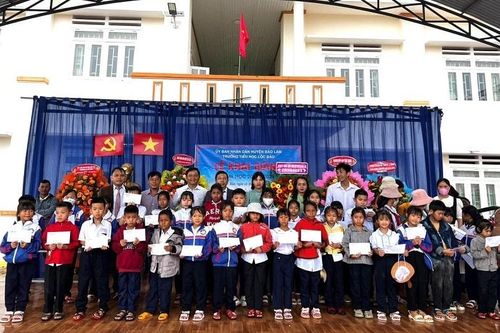 Công ty Thủy điện Đồng Nai trao học bổng cho học sinh nghèo vượt khó