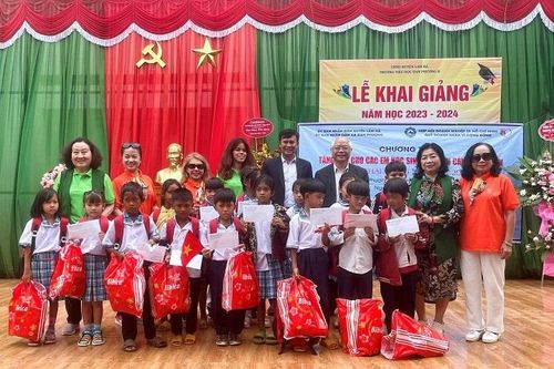 Lâm Đồng: Hàng trăm suất học bổng trao tặng học sinh nghèo hiếu học