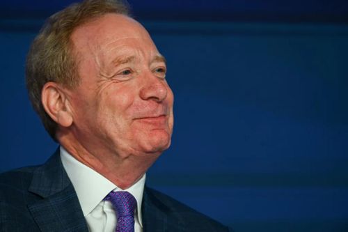 Chủ tịch Microsoft Brad Smith cảnh báo AI có thể bị vũ khí hóa trừ khi có sự can thiệp của con người