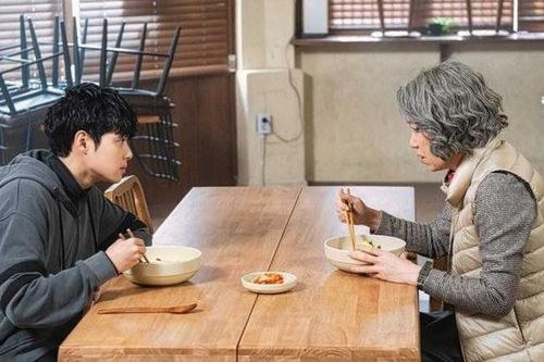 Trong lúc vợ vắng nhà, chồng đẩy mẹ nuôi của tôi về quê