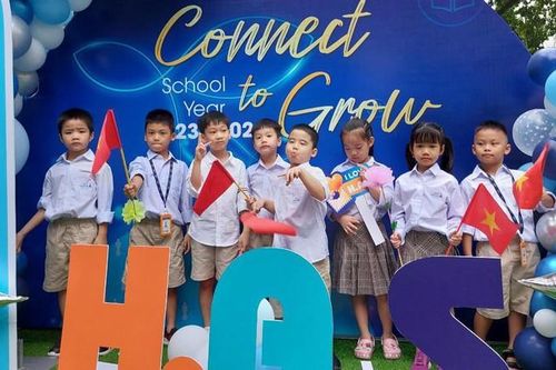 Cha mẹ hào hứng khoe ảnh cùng con trong lễ khai giảng
