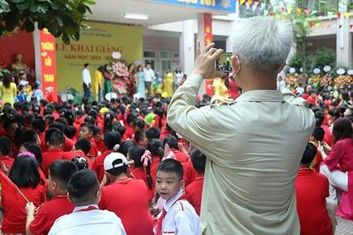 Bác bảo vệ - người thầm lặng nhất trong ngày khai giảng