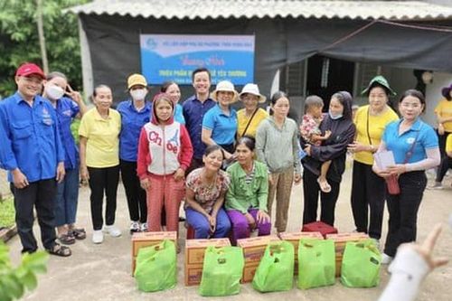 Thành phố Quảng Ngãi: Hội LHPN các xã, phường tặng quà cho bà con nghèo