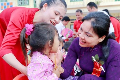 Chủ tịch Hội LHPN Việt Nam Hà Thị Nga dự Khai giảng ở xã biên giới Pha Long