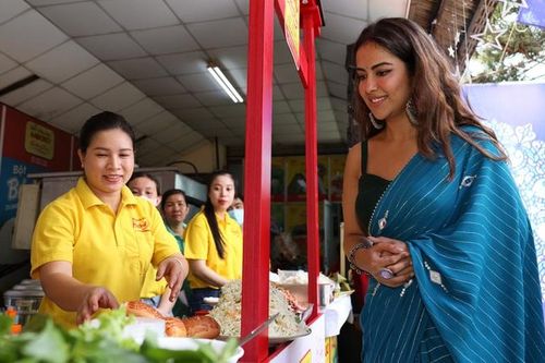 Nữ chính 'cô dâu 8 tuổi' thích thú khi tự tay làm bánh xèo truyền thống Việt Nam
