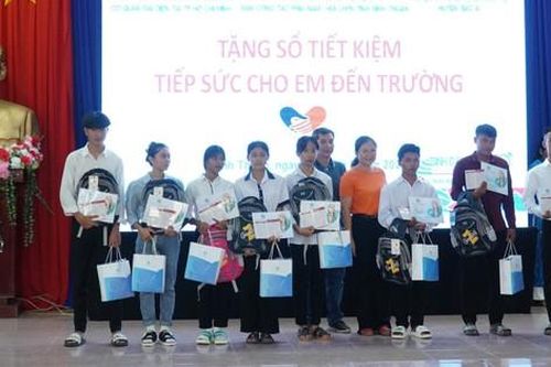 Tiếp sức cho trẻ em dân tộc thiểu số trong hành trình 'đi tìm con chữ'