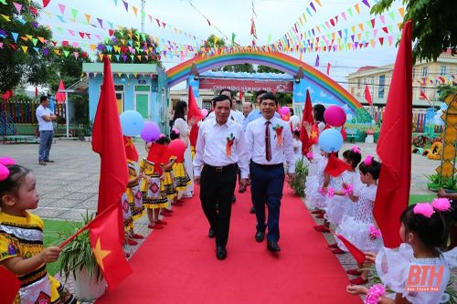 Phó Bí thư Thường trực Tỉnh ủy Lại Thế Nguyên dự khai giảng năm học mới tại Trường Mầm non Hoằng Quỳ