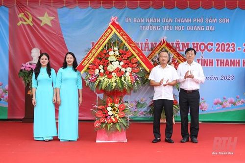 Phó Bí thư Tỉnh ủy Trịnh Tuấn Sinh dự lễ khai giảng năm học mới tại Trường Tiểu học Quảng Đại