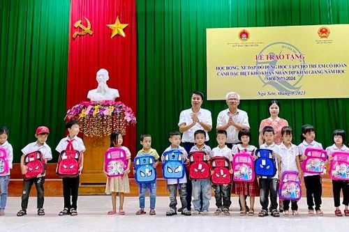 Trao quà cho học sinh có hoàn cảnh khó khăn huyện Nga Sơn nhân dịp khai giảng năm học mới