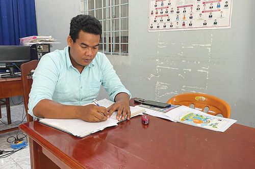 Trưởng ấp gương mẫu