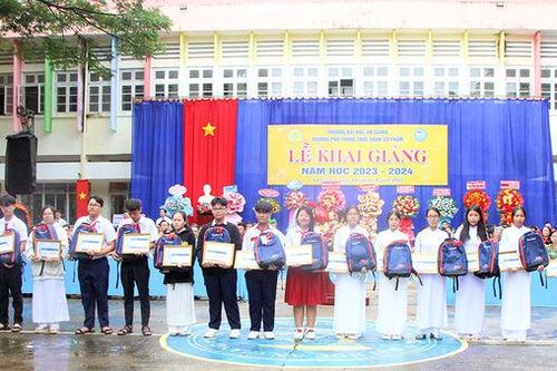 Sacombank dành gần 11 tỷ đồng trao học bổng 'Ươm mầm cho những ước mơ' năm 2023