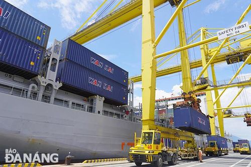 Cảng Đà Nẵng đón chuyến tàu container đầu tiên đưa hàng hóa từ miền Trung Việt Nam đi thẳng đến cảng Long Beach, Oakland (Hoa Kỳ)